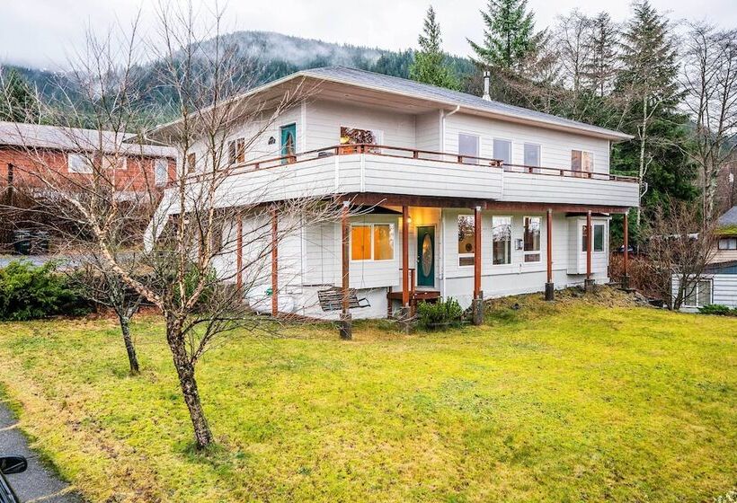 Ketchikan Home: Bay Views, 1/2 Mi To Hiking Trails