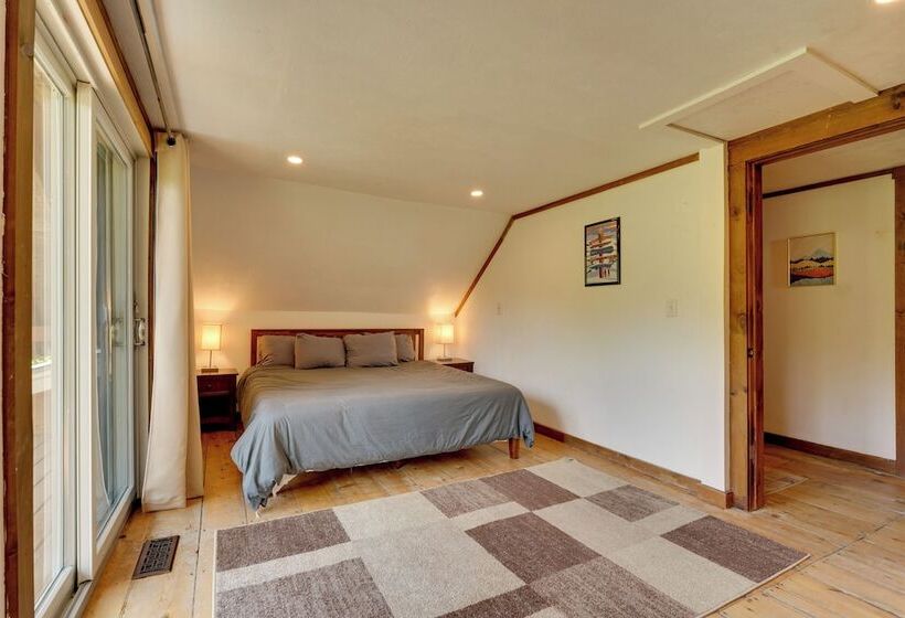 Killington Area Escape W/ Deck, Views & Hot Tub!