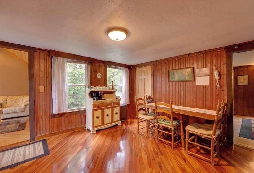 Killington Area Escape W/ Deck, Views & Hot Tub!