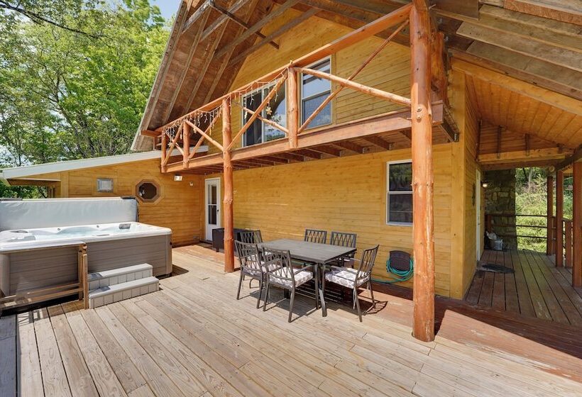 Killington Area Escape W/ Deck, Views & Hot Tub!