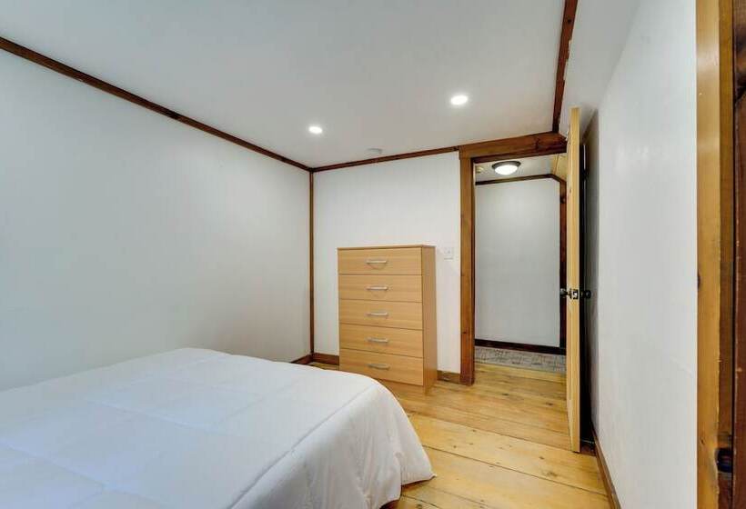 Killington Area Escape W/ Deck, Views & Hot Tub!