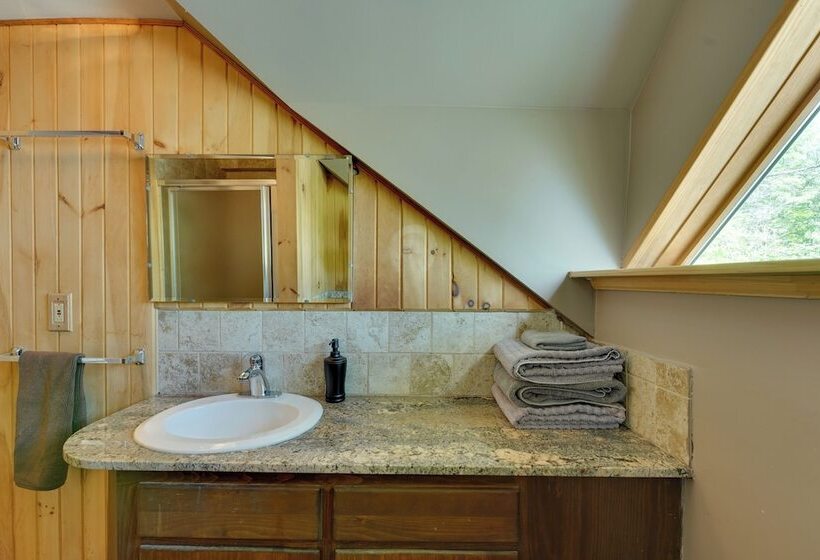 Killington Area Escape W/ Deck, Views & Hot Tub!