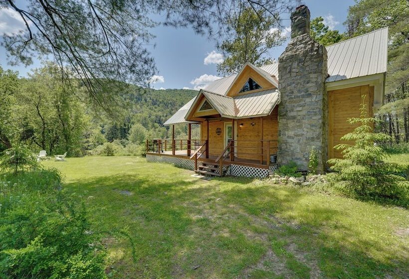Killington Area Escape W/ Deck, Views & Hot Tub!