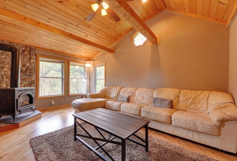 Killington Area Escape W/ Deck, Views & Hot Tub!