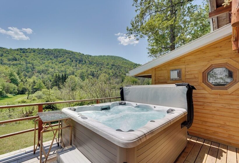 Killington Area Escape W/ Deck, Views & Hot Tub!