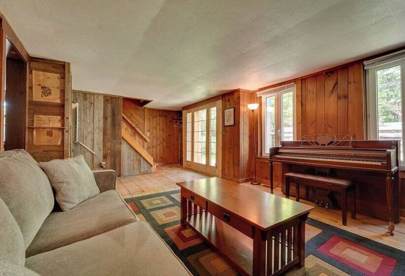 Killington Area Escape W/ Deck, Views & Hot Tub!