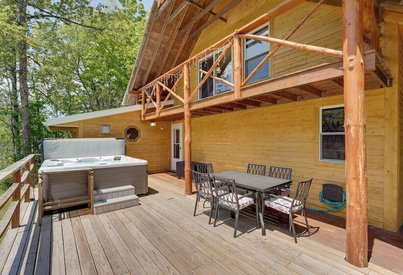 Killington Area Escape W/ Deck, Views & Hot Tub!