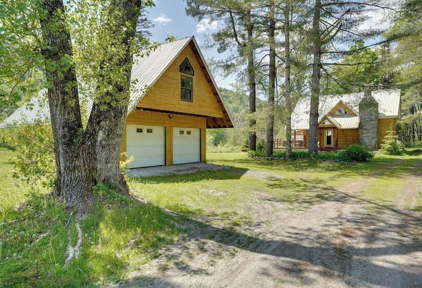 Killington Area Escape W/ Deck, Views & Hot Tub!
