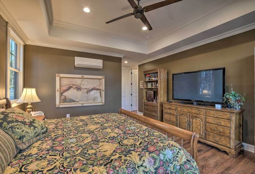 Lake Keowee Cottage W/ Deck & Private Dock!