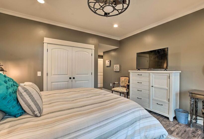 Lake Keowee Cottage W/ Deck & Private Dock!