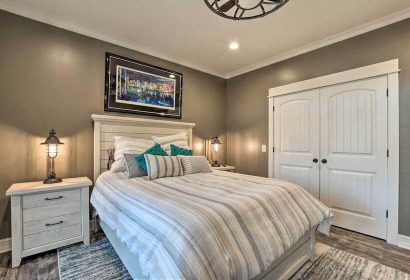 Lake Keowee Cottage W/ Deck & Private Dock!