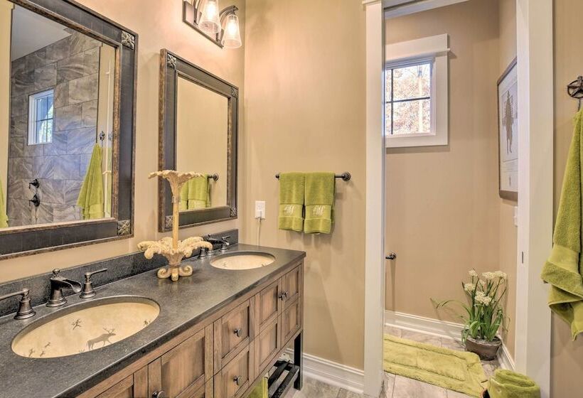 Lake Keowee Cottage W/ Deck & Private Dock!