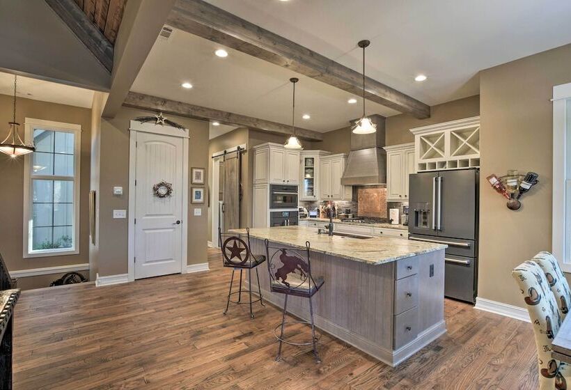 Lake Keowee Cottage W/ Deck & Private Dock!