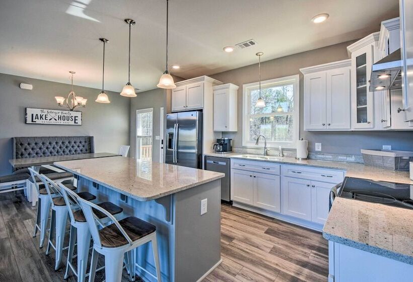 Lake Keowee Getaway: Boat Dock, Deck, Grill!