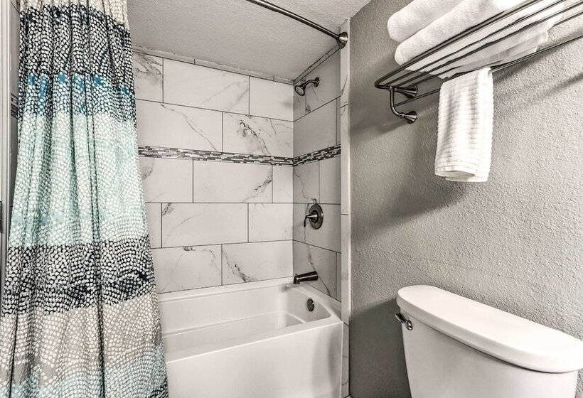 < 1 Mi To Margaritaville Resort: Osage Beach Home!