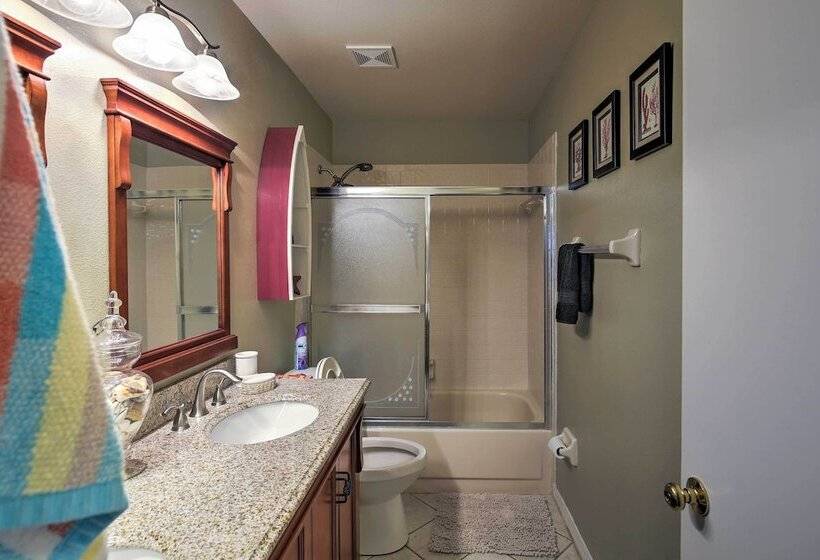 Lakefront Brandon Home W/ Patio & Screened Lanai!