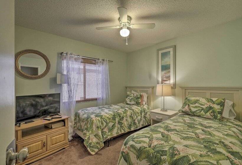 Lakefront Brandon Home W/ Patio & Screened Lanai!