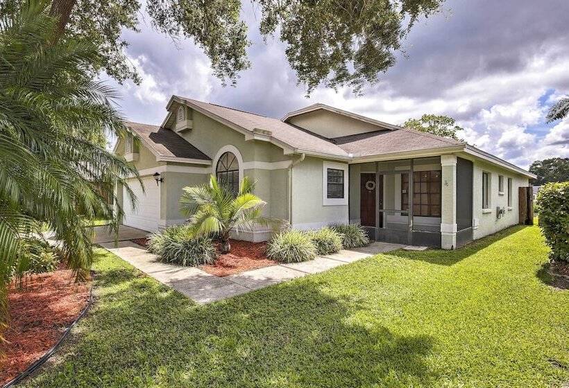 Lakefront Brandon Home W/ Patio & Screened Lanai!