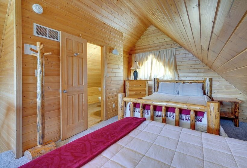 Lakefront Columbia Cabin W/ Porch & Shared Dock