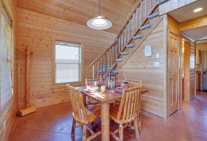 Lakefront Columbia Cabin W/ Porch & Shared Dock