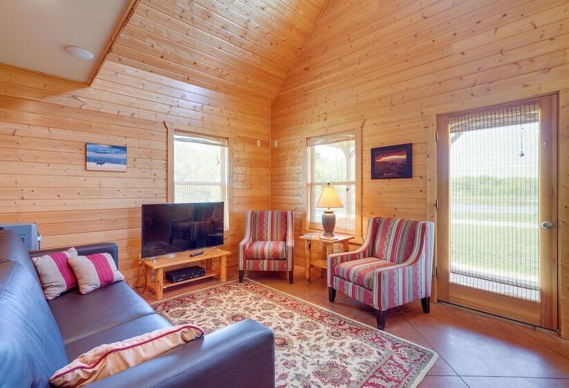 Lakefront Columbia Cabin W/ Porch & Shared Dock