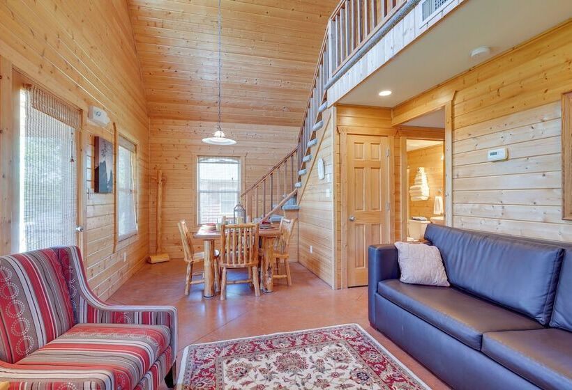 Lakefront Columbia Cabin W/ Porch & Shared Dock