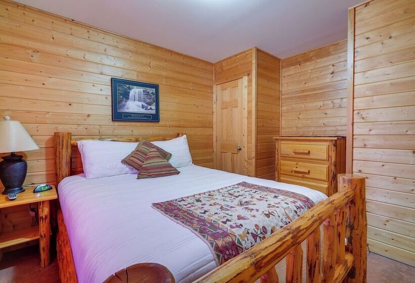 Lakefront Columbia Cabin W/ Porch & Shared Dock