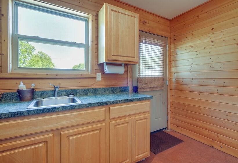 Lakefront Columbia Cabin W/ Porch & Shared Dock