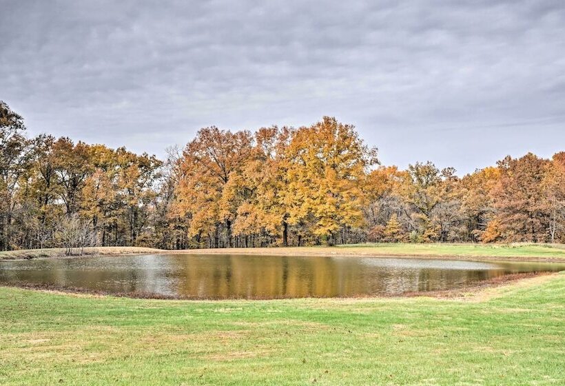 Lakefront Columbia Cabin W/ Porch & Shared Dock