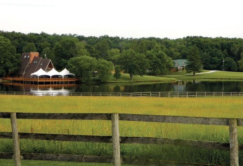 Lakefront Columbia Cabin W/ Porch & Shared Dock