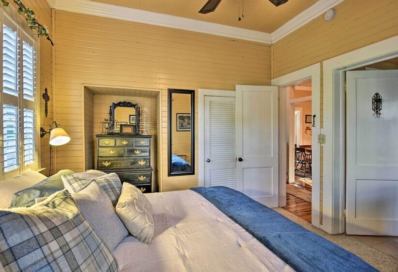 Lakefront Florida Retreat   Pool Table & Boat Dock