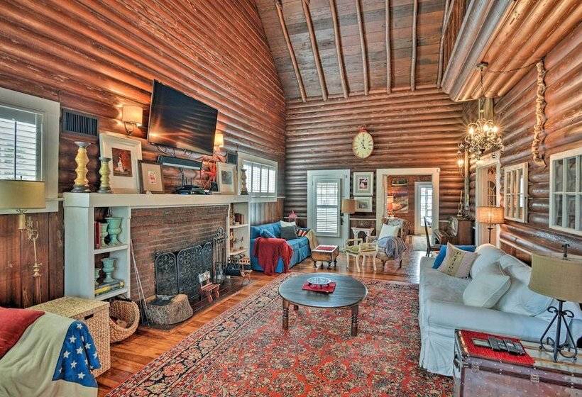 Lakefront Florida Retreat   Pool Table & Boat Dock