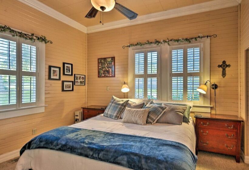 Lakefront Florida Retreat   Pool Table & Boat Dock