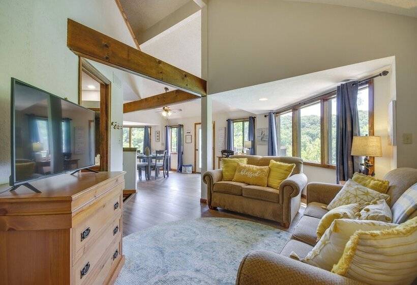 Lakefront Home In The Woods W/ Community Pool!