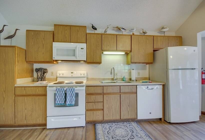 Lakefront Home In The Woods W/ Community Pool!