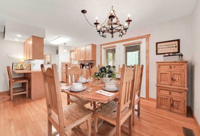 Lakefront Branson Cabin: 6 Mi To Branson Strip!