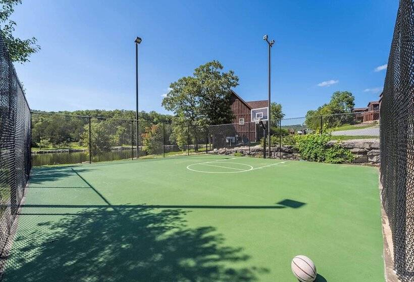 Lakefront Branson Cabin: 6 Mi To Branson Strip!