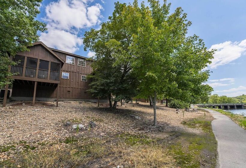 Lakefront Branson Cabin: 6 Mi To Branson Strip!