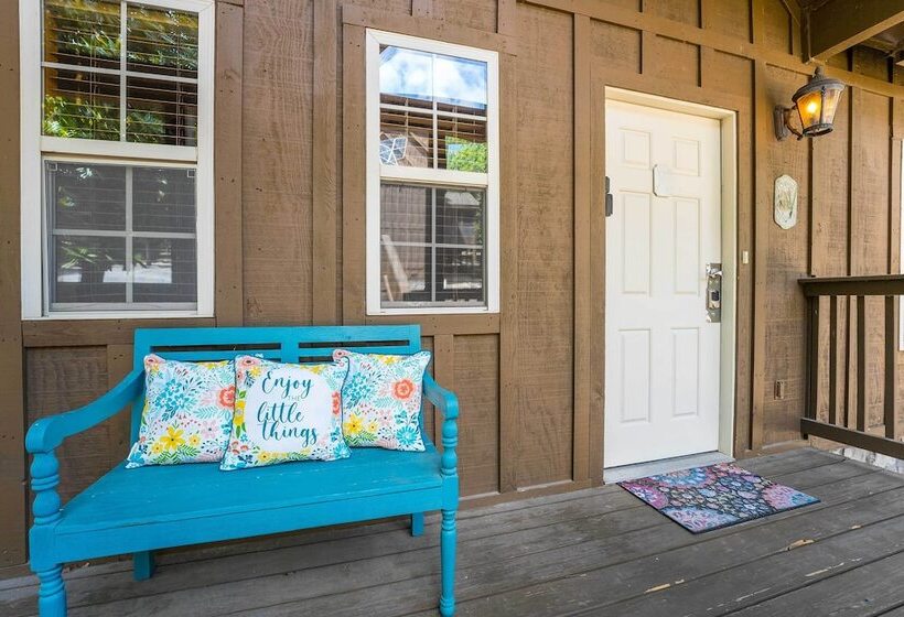 Lakefront Branson Cabin: 6 Mi To Branson Strip!