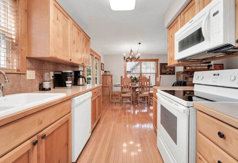 Lakefront Branson Cabin: 6 Mi To Branson Strip!