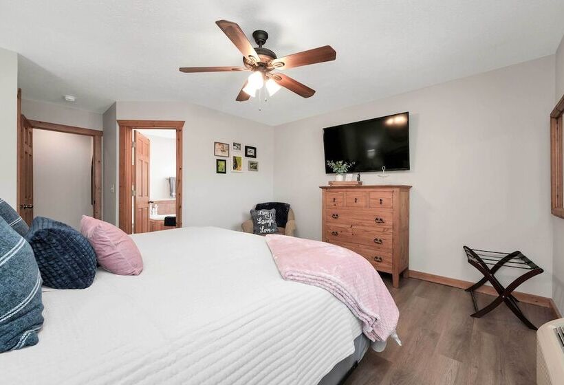 Lakefront Branson Cabin: 6 Mi To Branson Strip!