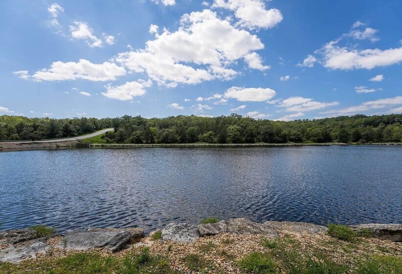 Lakefront Branson Cabin: 6 Mi To Branson Strip!