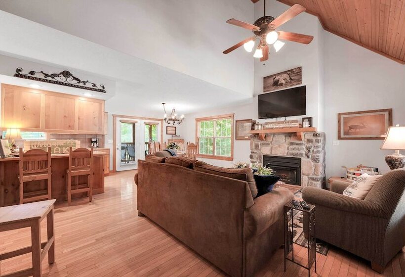 Lakefront Branson Cabin: 6 Mi To Branson Strip!