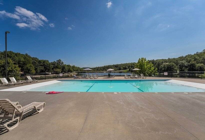 Lakefront Branson Cabin: 6 Mi To Branson Strip!