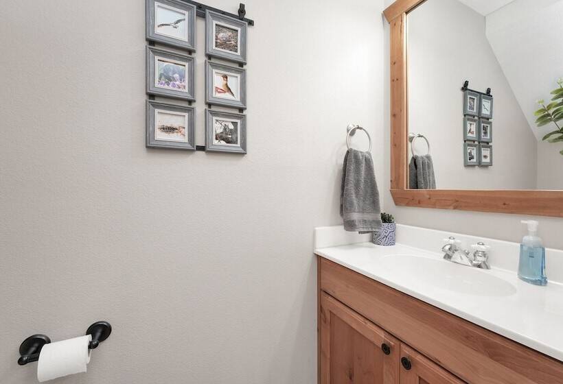 Lakefront Branson Cabin: 6 Mi To Branson Strip!