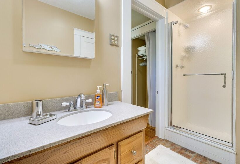 Lakefront Tavares Home W/ Deck, Patio & Dock!