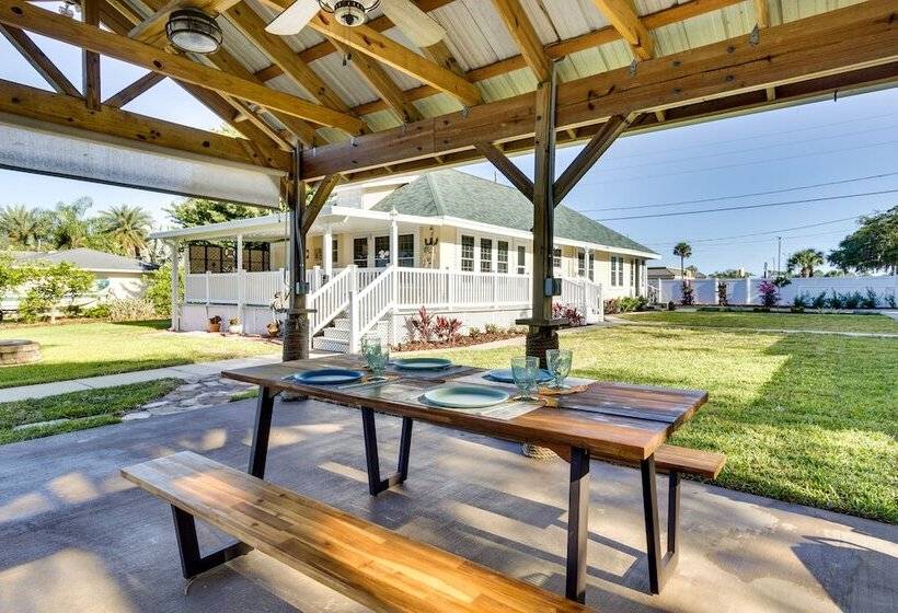 Lakefront Tavares Home W/ Deck, Patio & Dock!