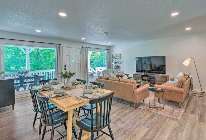 Lakefront Townville Gem W/ Boat Dock & Kayaks