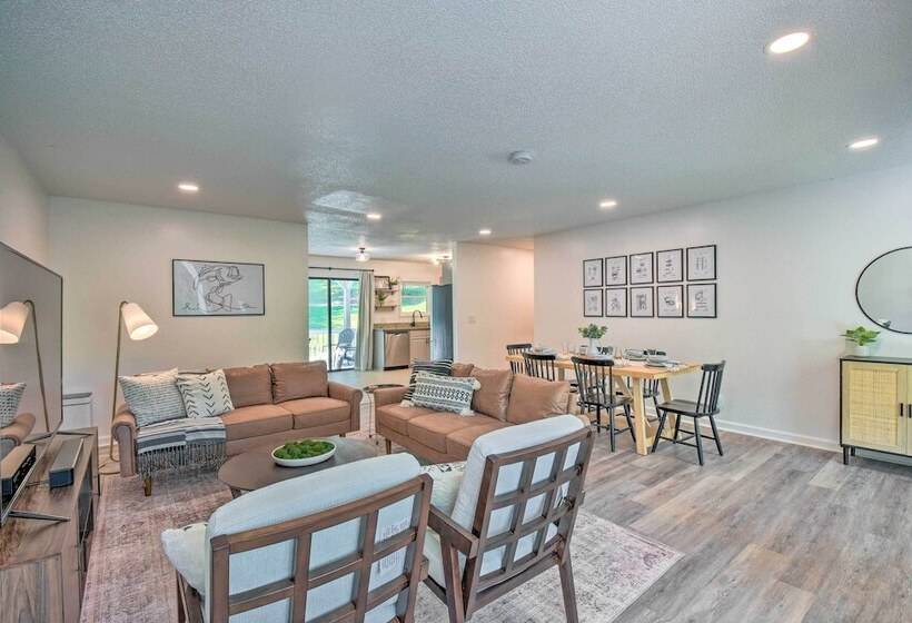 Lakefront Townville Gem W/ Boat Dock & Kayaks