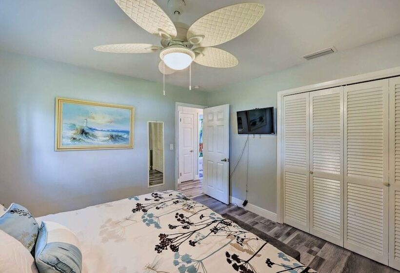 Lakeside Crescent City Cottage: Boat + Dock!